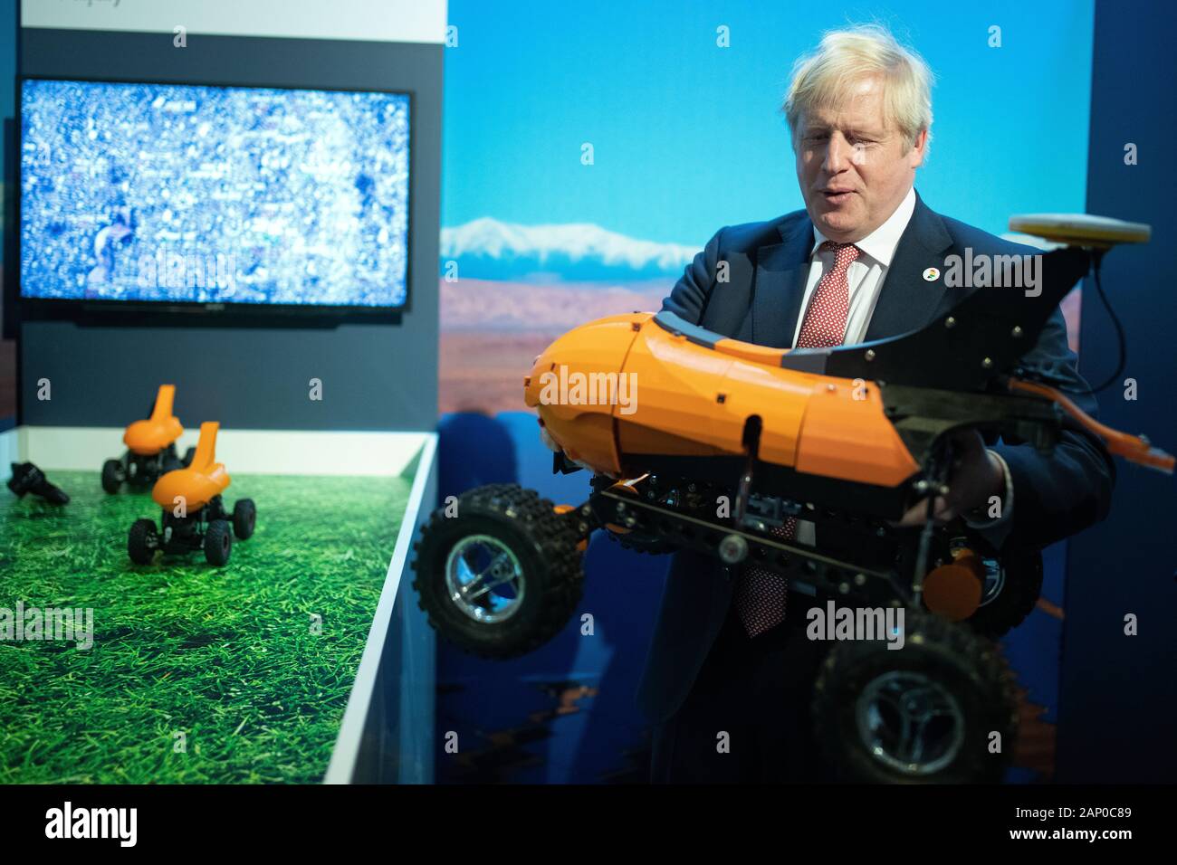 Il primo ministro Boris Johnson visite il 'Small Robot Company " stand alla zona dell'innovazione durante il REGNO UNITO-Africa Investment Summit al Intercontinental Hotel di Londra. Foto di PA. Picture Data: lunedì 20 gennaio, 2020. Vedere PA storia politica Johnson. Foto di credito dovrebbe leggere: Leon Neal/PA FILO Foto Stock