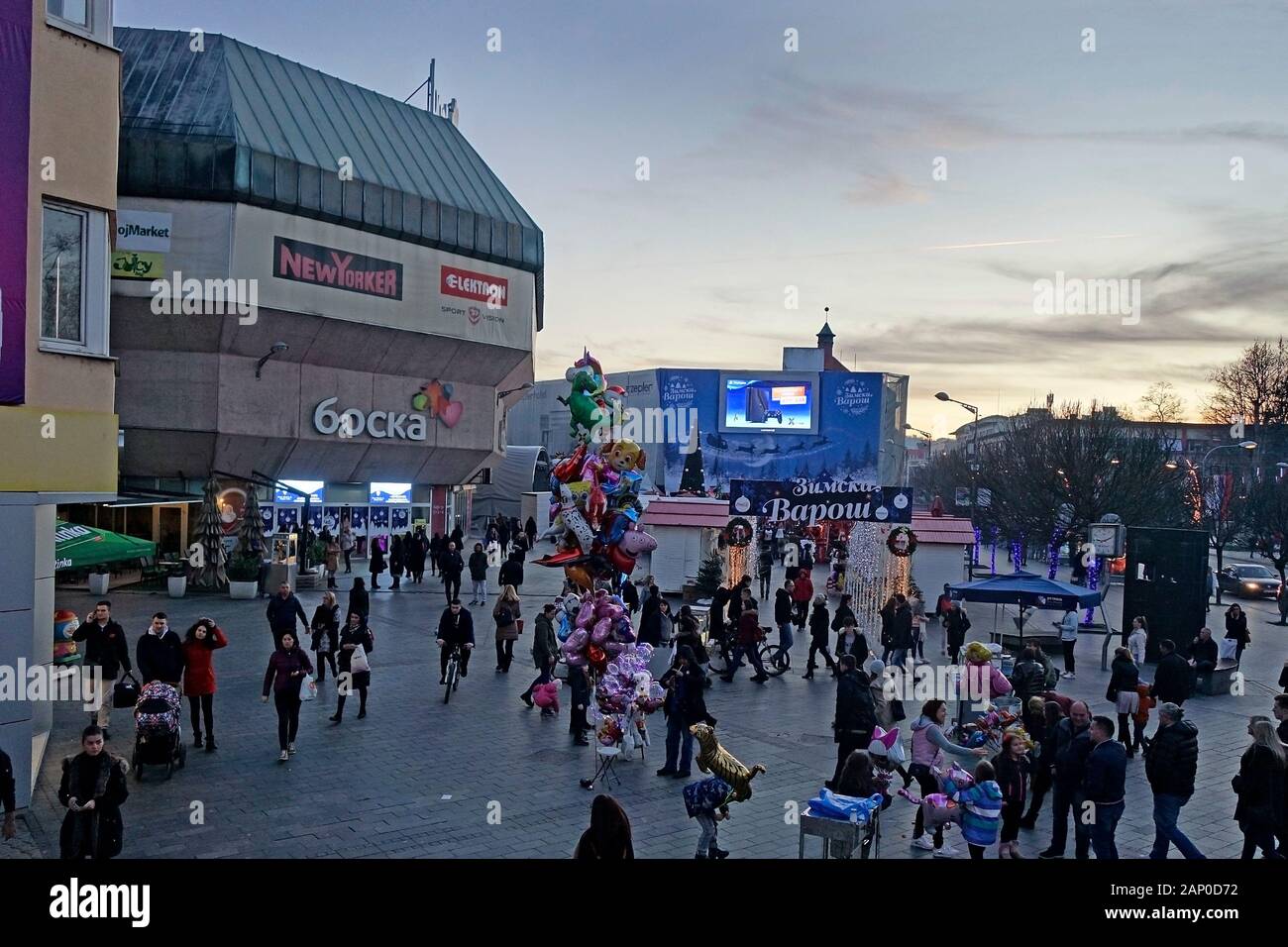'Trg Krajine' (la Krajina Square) all'inizio, pre-serata di Natale. Banja Luka, la Republika Srpska, Bosnia e Erzegovina.trg krajine Foto Stock