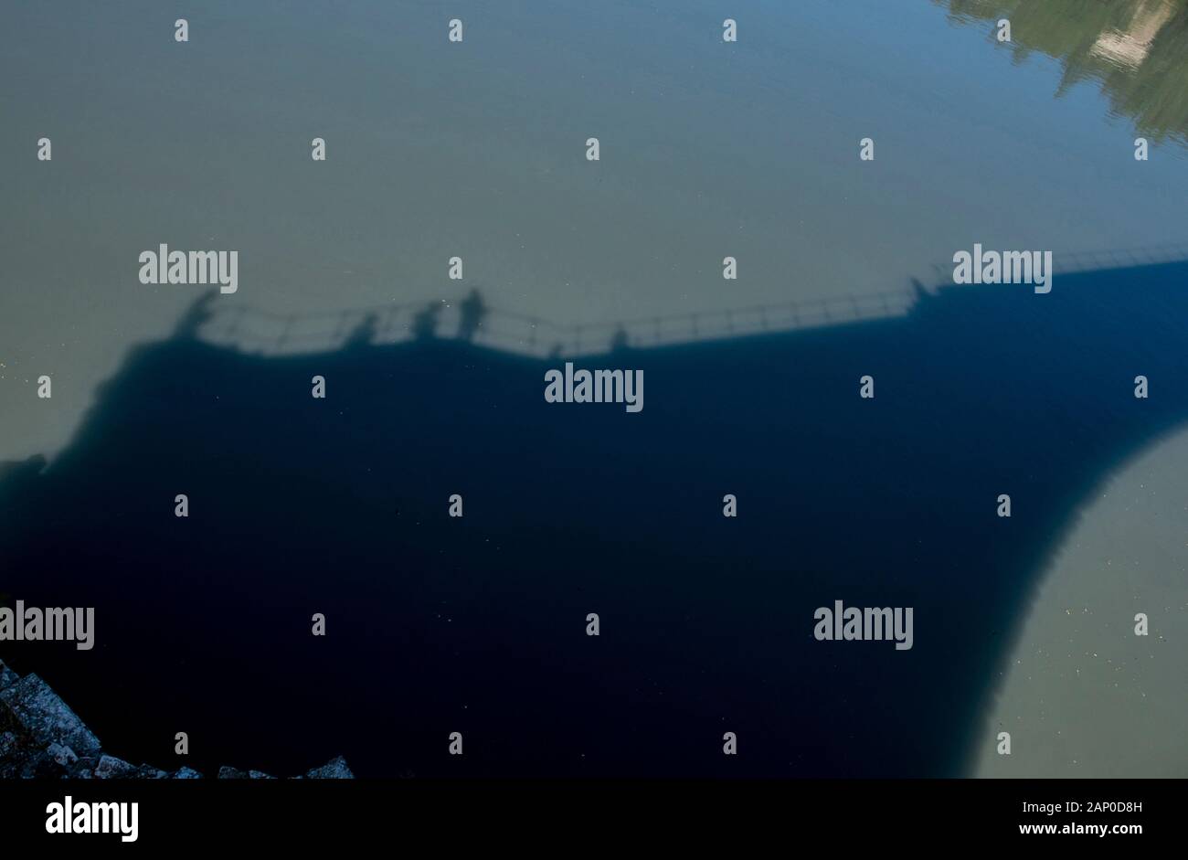 La riflessione di ponte di Avignone su acqua ad Avignone in Francia. Foto Stock