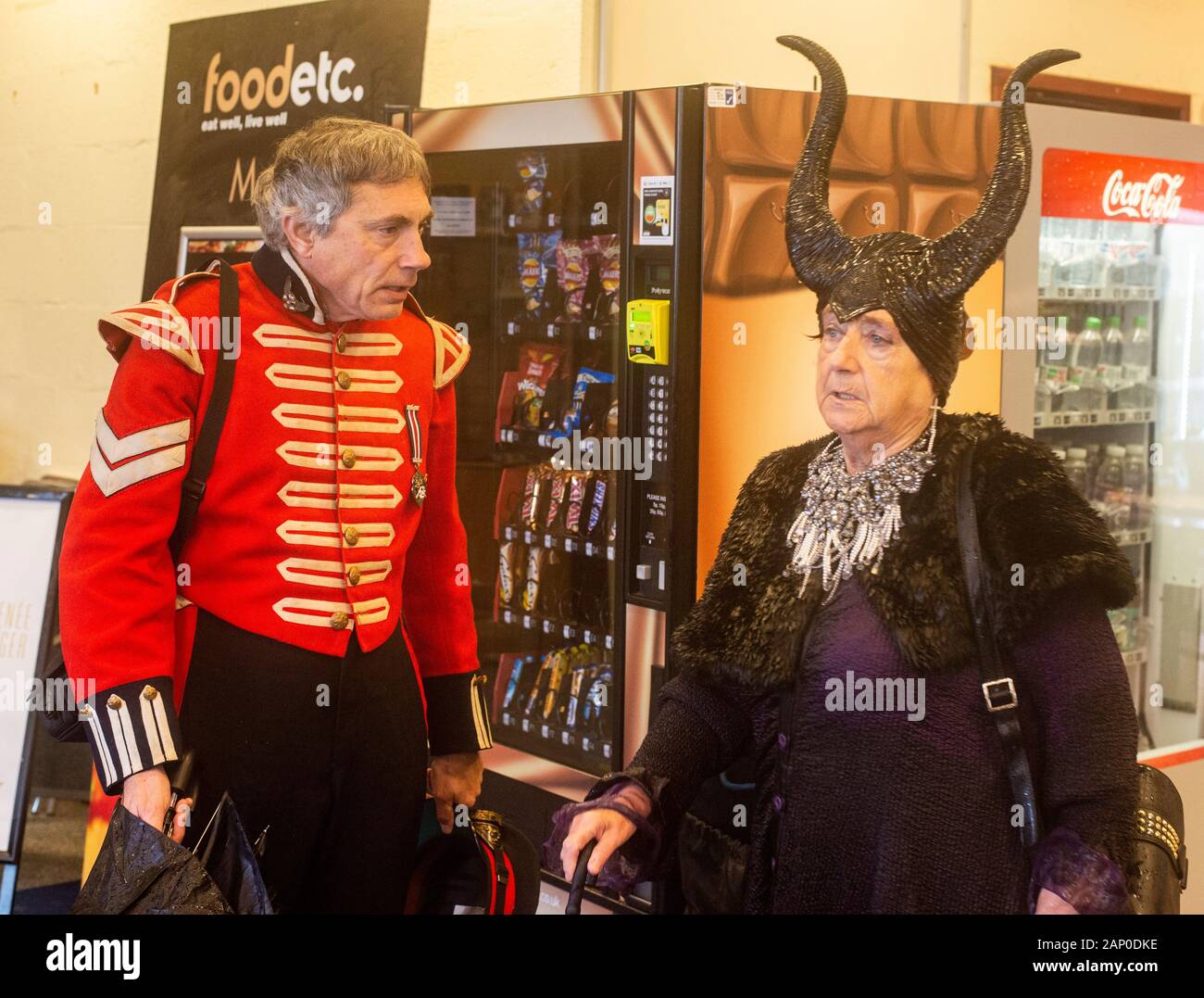 Coppia senior nei tradizionali costumi di Goth mediante distributori automatici a Whitby Goth Festival Weekend a Whitby nel North Yorkshire. Foto Stock