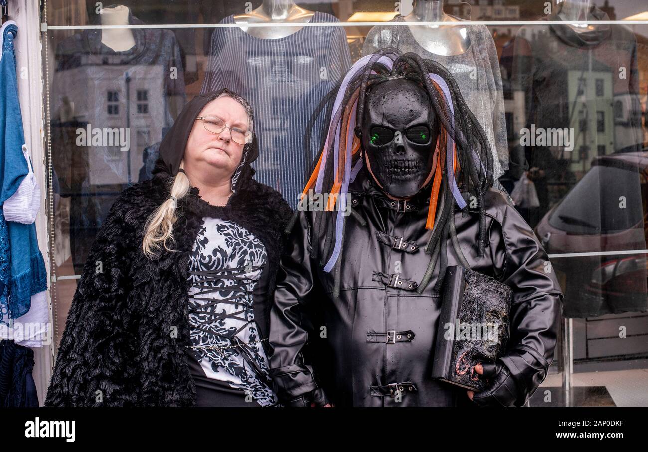 Matura nei tradizionali costumi di Goth a Whitby Goth Festival Weekend a Whitby nel North Yorkshire. Foto Stock