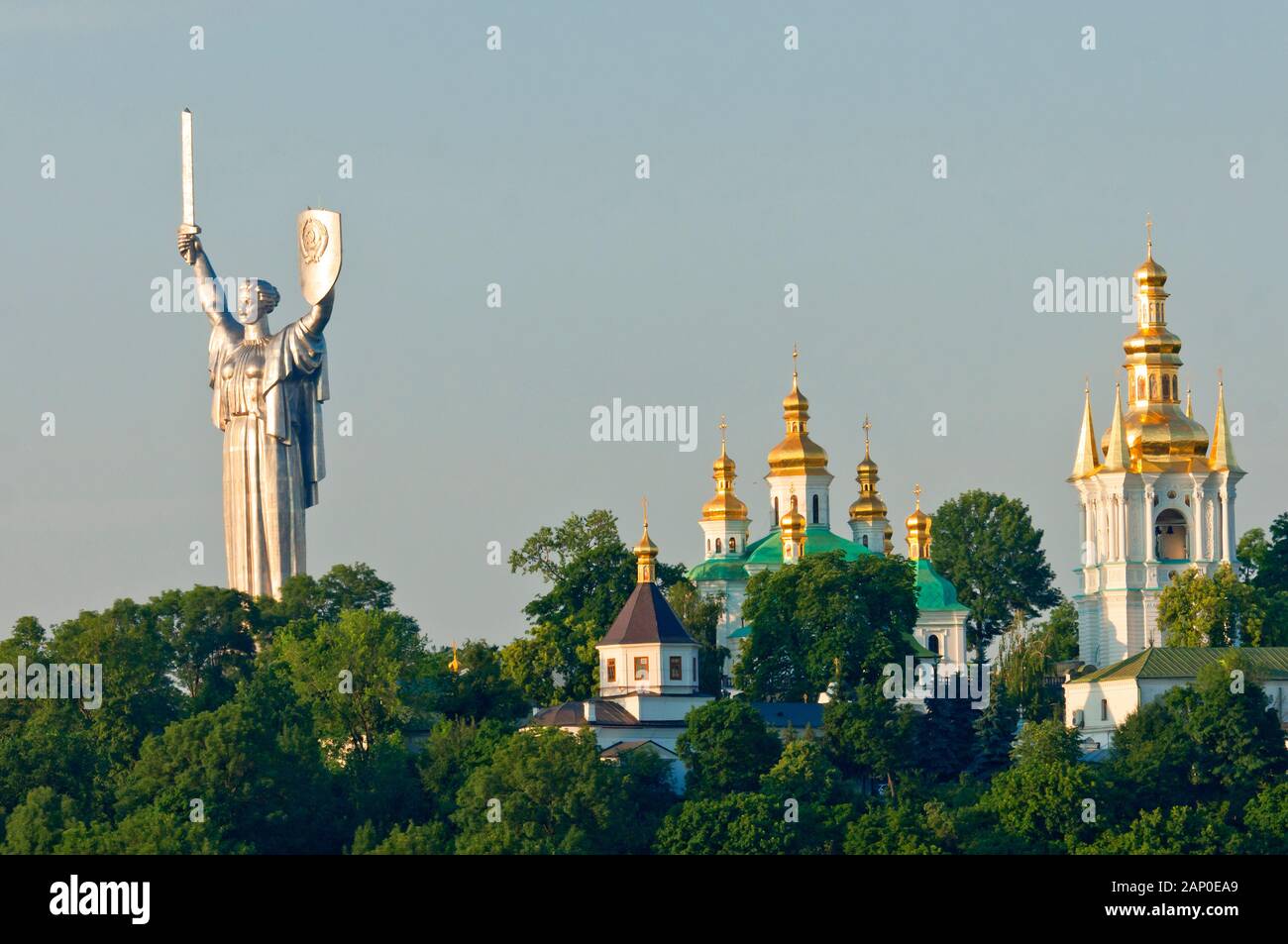 Rodina Mat e Kiev Pechersk Lavra monastero. Foto Stock