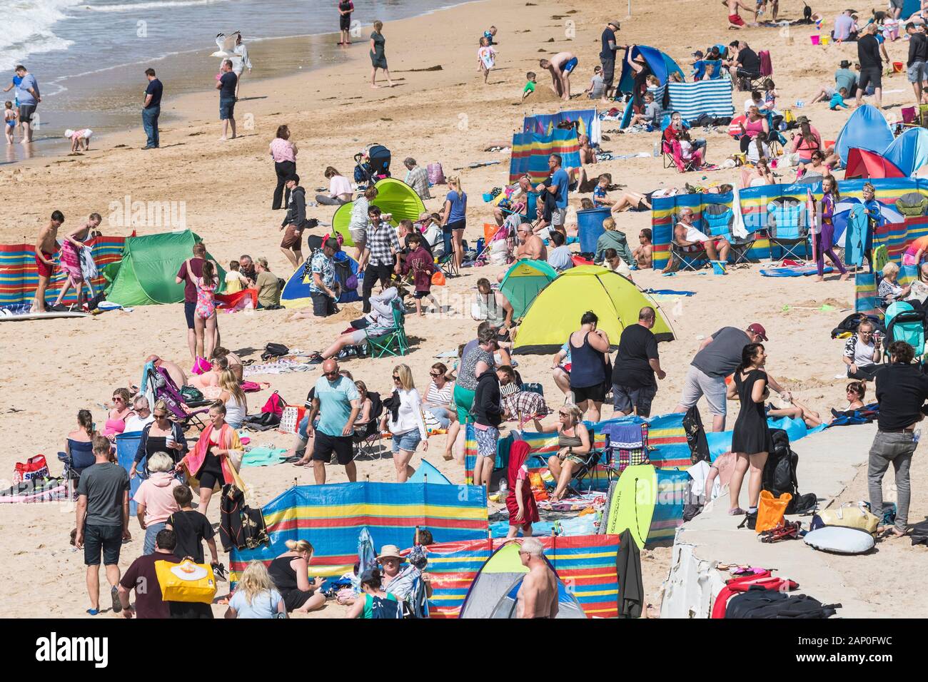 I turisti che si diverte a Fistral Beach in Newquay in Cornovaglia. Foto Stock