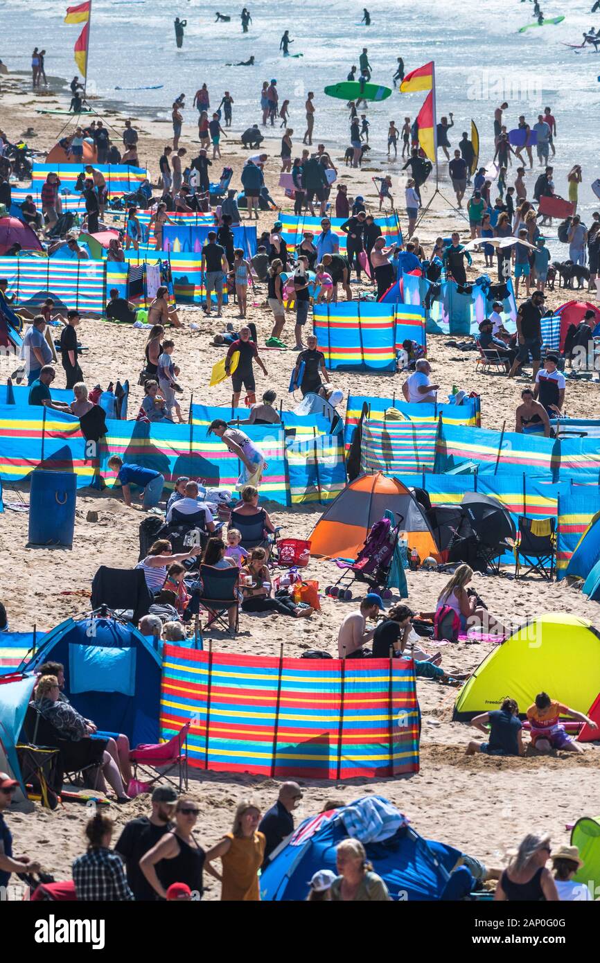 I turisti che si diverte a Fistral Beach in Newquay in Cornovaglia. Foto Stock