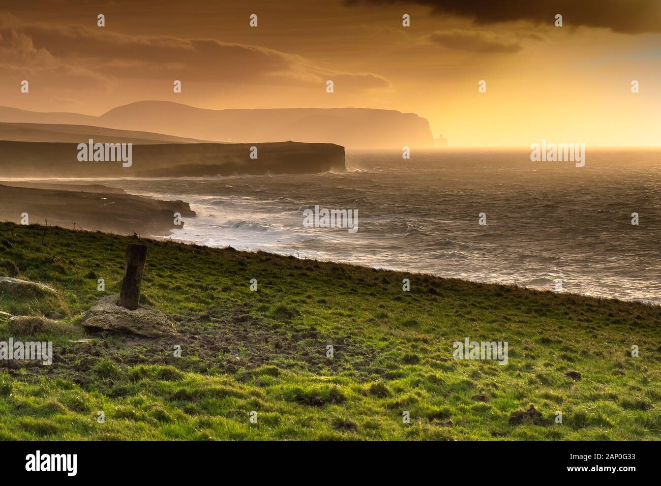 Costa occidentale di Orkney guardando verso l'uomo Vecchio di Hoy Foto Stock