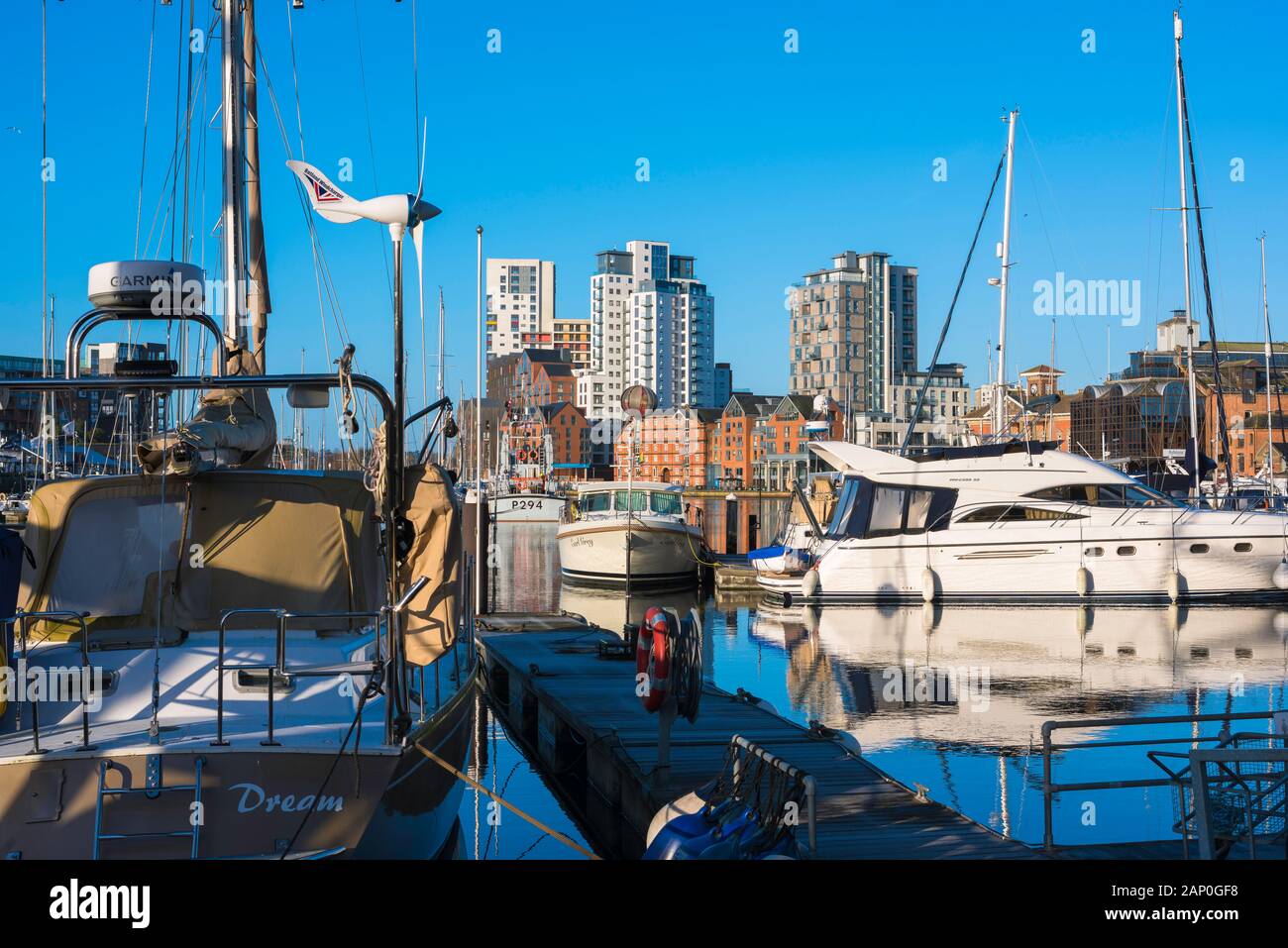 Lungomare di Ipswich, vista di yacht e imbarcazioni da diporto ormeggiate nel porto turistico di Ipswich con proprietà residenziale sullo sfondo, Suffolk, East Anglia, Regno Unito. Foto Stock