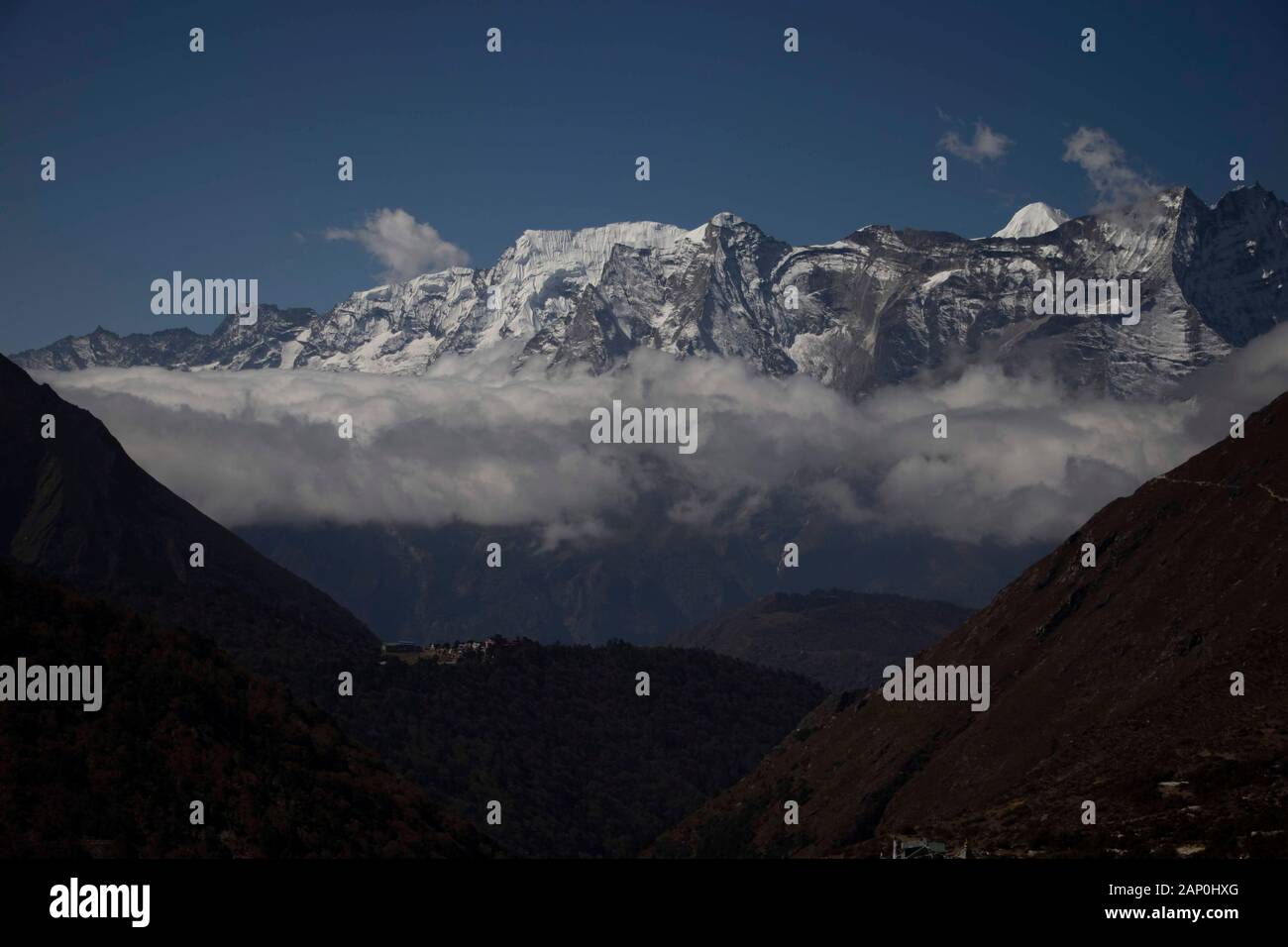 Valle e catena montuosa nell'area himalayana in Nepal Foto Stock