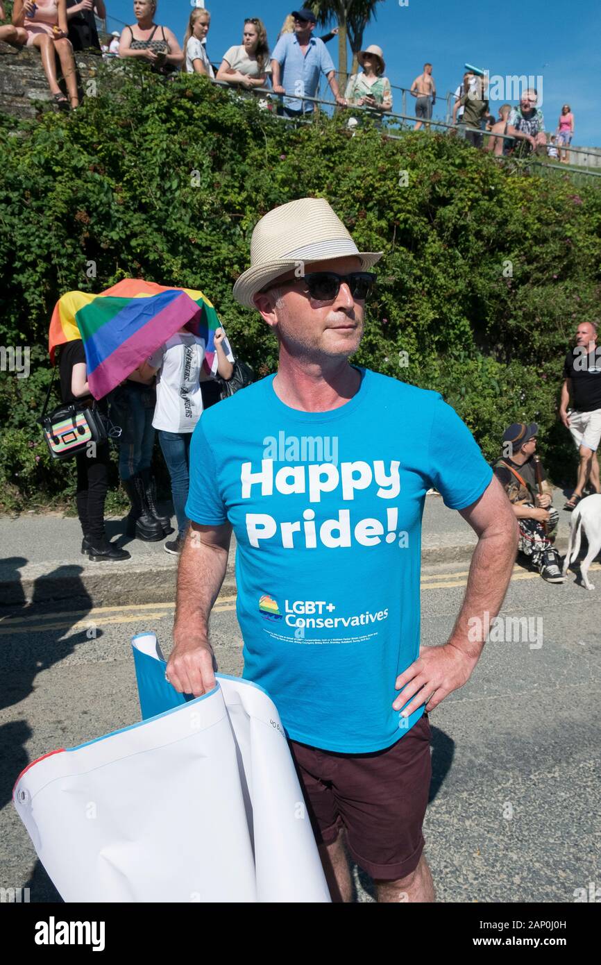 Un partecipante che indossa un LGBT+ conservatori di T-shirt e attesa per l'inizio della Cornovaglia Pride Parade in Newquay in Cornovaglia. Foto Stock