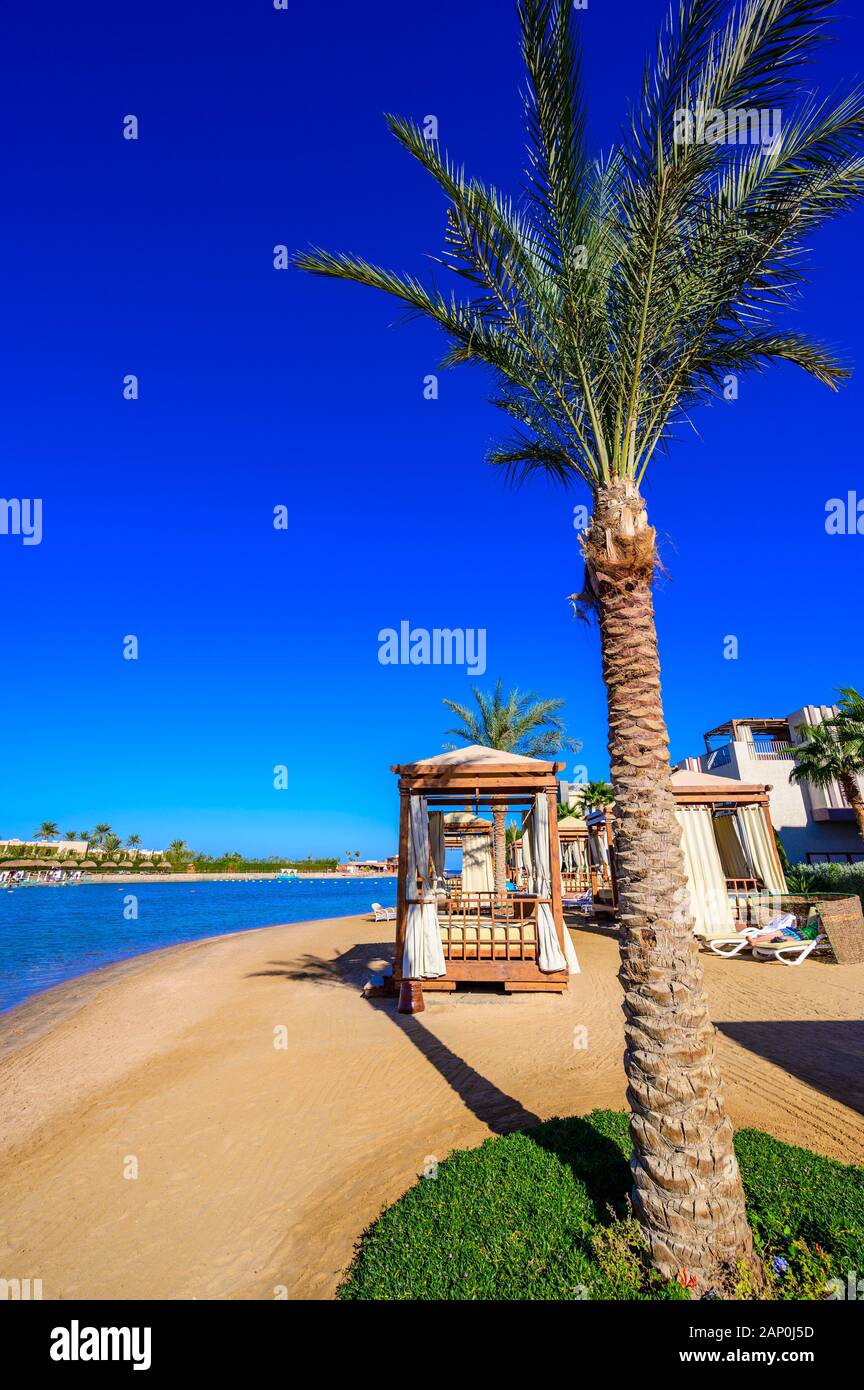 Relax in spiaggia a spiaggia bianca - destinazione di viaggio per le vacanze - Hurghada, Mar Rosso, Egitto Foto Stock