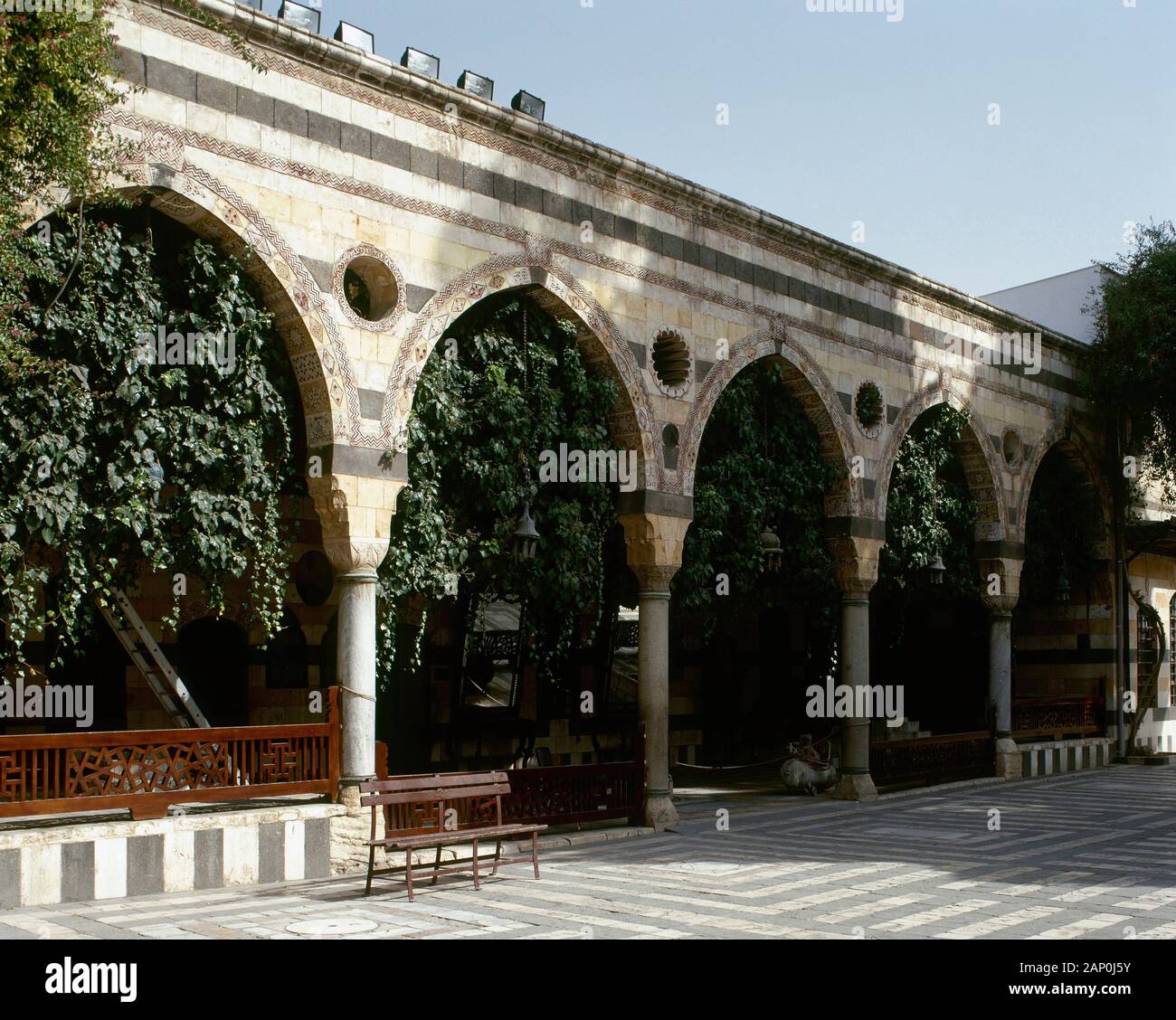 Siria, Repubblica Araba. Damasco. Azm Palace. Impero ottomano era. È stato costruito nel 1749. Residence per come'ad Pasha al-Azm, governatore di Damasco. La facciata settentrionale del cortile. Attualmente il Museo delle Arti e Tradizioni Popolari. Foto Stock