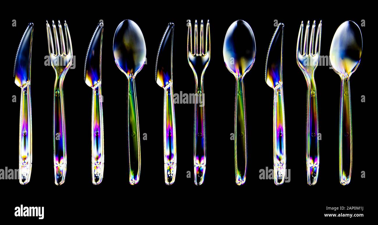 Variopinti motivi di stress in plastica dura, svelati dall'imaging tra due filtri polarizzanti incrociati. Foto Stock