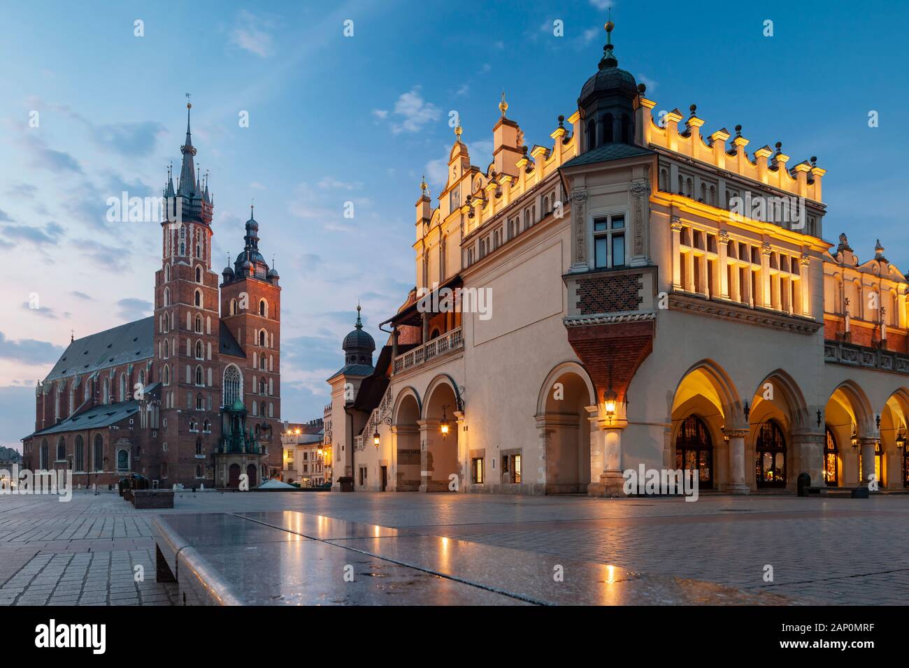 Alba sulla piazza principale del mercato nella citta' vecchia di Cracovia. Foto Stock