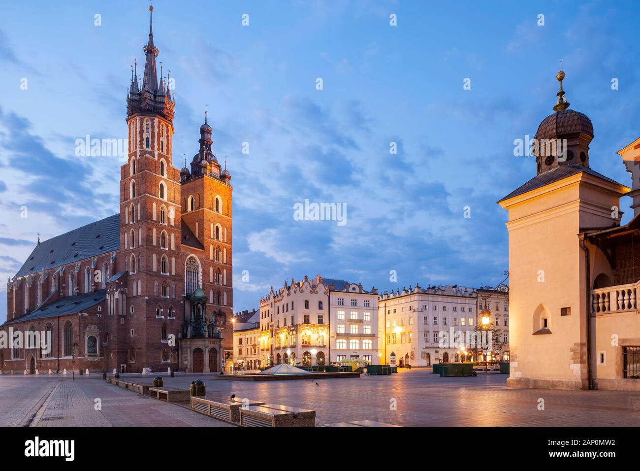 Alba sulla piazza principale del mercato nella citta' vecchia di Cracovia. Foto Stock