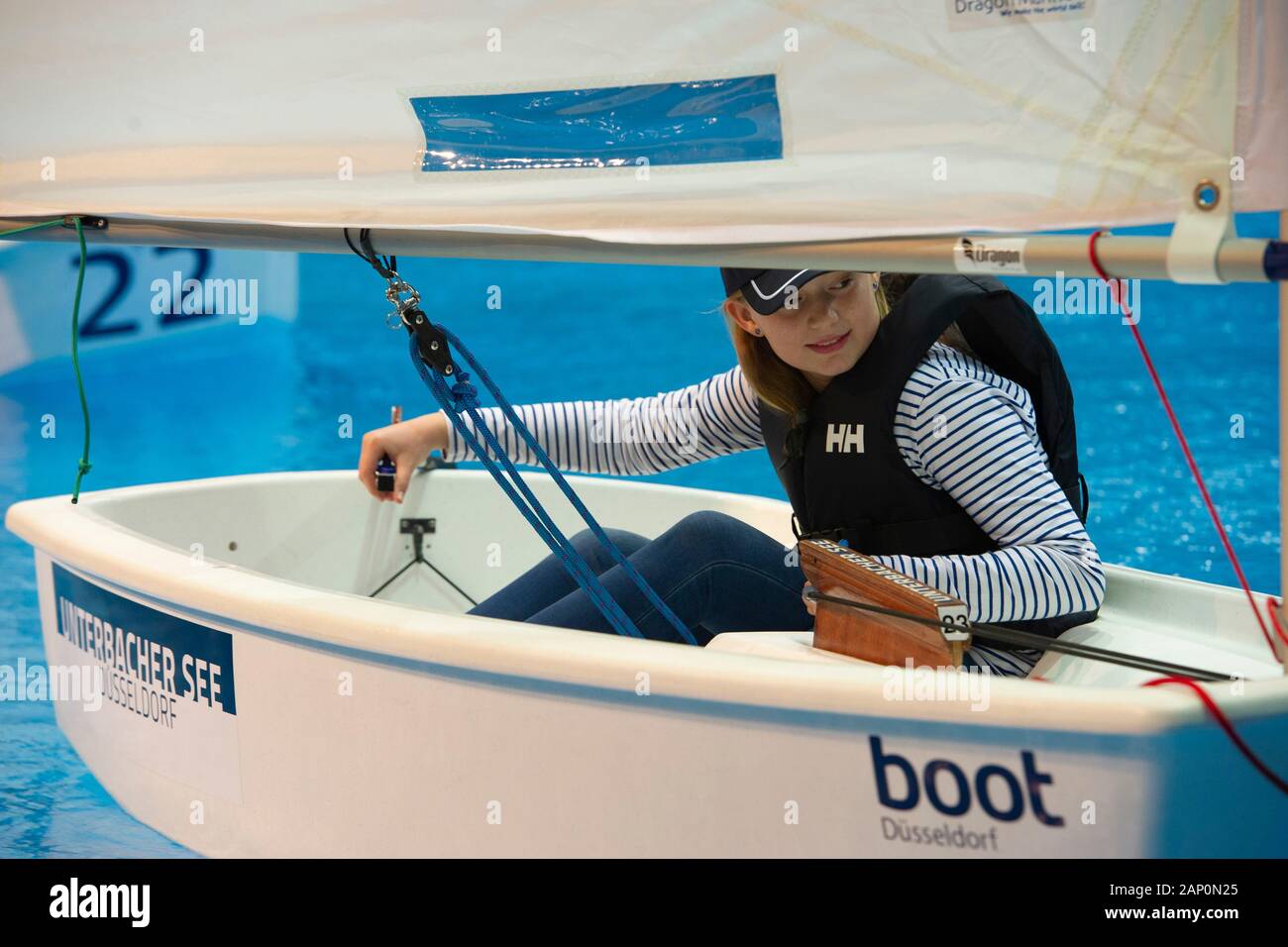 Sotto il motto "AûSegeln - uno sport per giovani e vecchi", per i visitatori della Optimist può ottenere la loro prima esperienza in barca a vela e barche a vela in una piscina di acqua, exhibition Boot 2019 di Düsseldorf dal 18 gennaio al 26, 2020, 17 gennaio 2020. € | Utilizzo di tutto il mondo Foto Stock