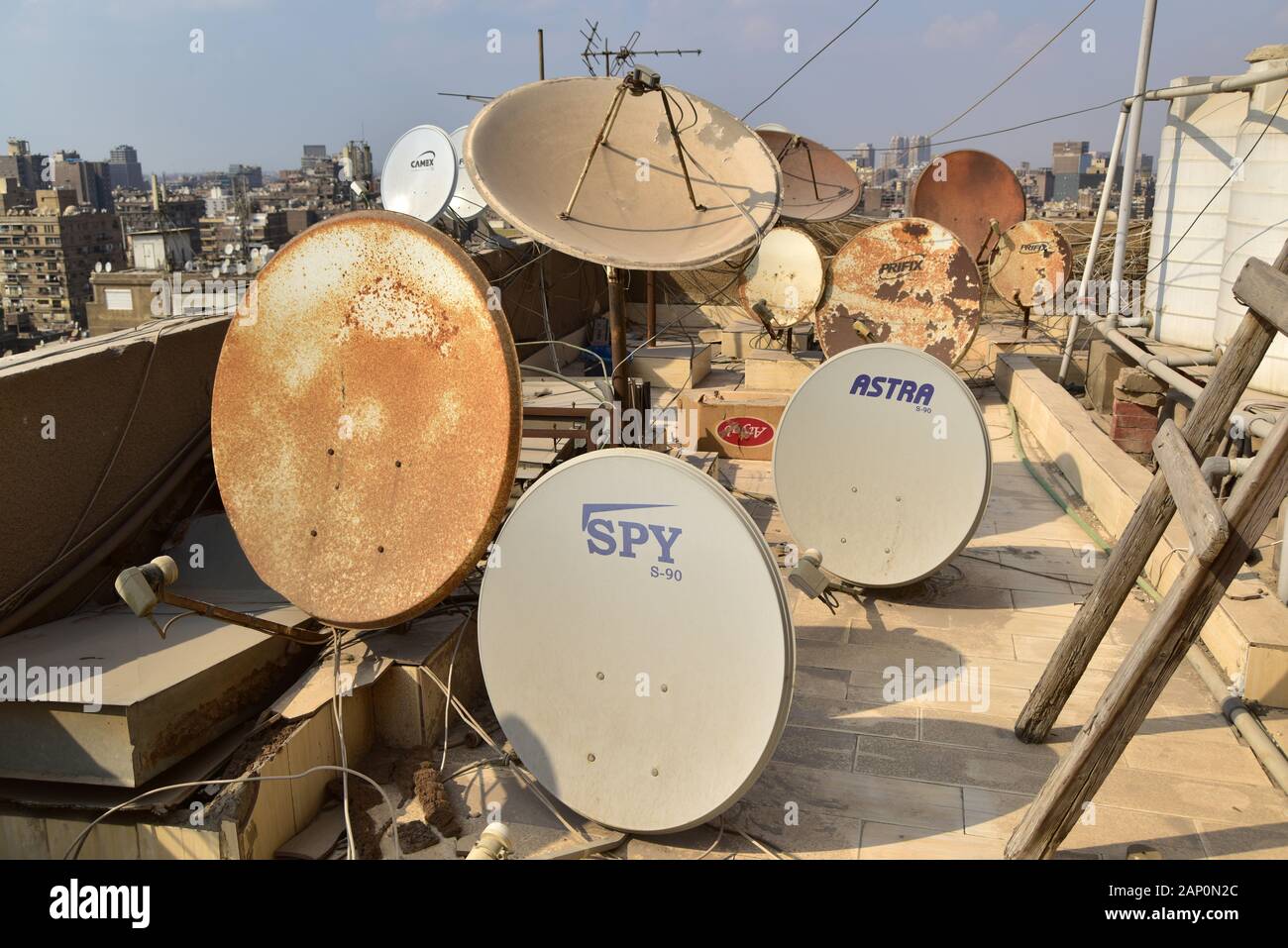 Le antenne paraboliche per la ricezione di programmi televisivi su un grattacielo nel distretto del Cairo di Mohandessin, adottate il 13 giugno 2019. Non è pensabile di inserire una famiglia araba dove non c'è la televisione, la maggior parte del tempo la TV anche di eseguire per un giorno, la popolare serie di sapone e le notizie sono percepiti almeno en passant. Foto: Matthias Todt/dpa-Zentralbild/ZB/Picture Alliance | Utilizzo di tutto il mondo Foto Stock