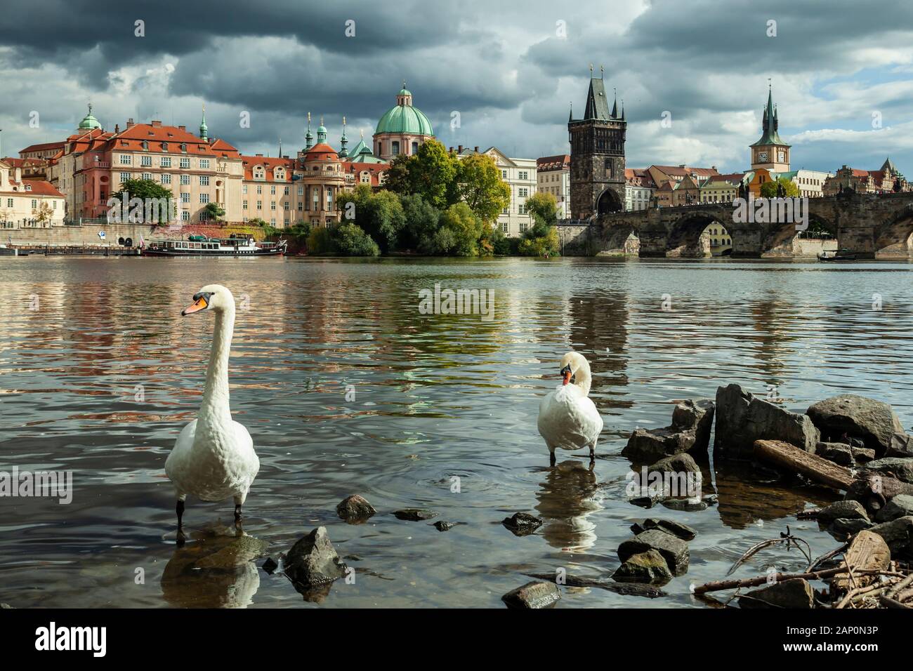 Pomeriggio autunnale sul fiume Moldava a Praga. Foto Stock