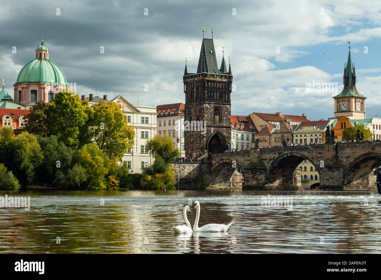 Pomeriggio autunnale sul fiume Moldava a Praga. Foto Stock
