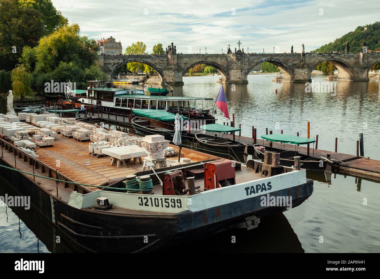 Mattina sul fiume Moldava a Praga. Foto Stock