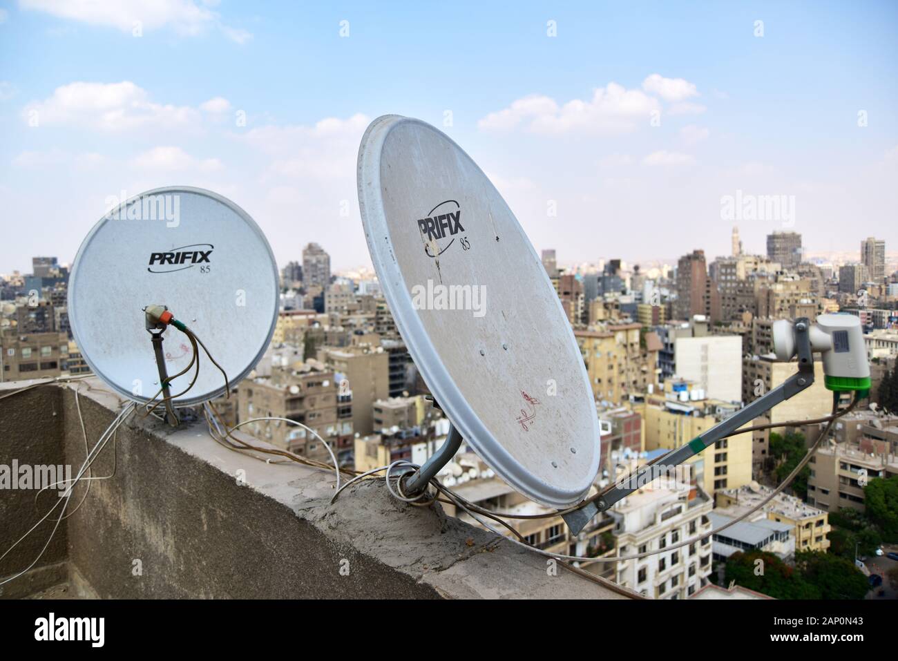 Le antenne paraboliche per la ricezione di programmi televisivi su un grattacielo nel distretto del Cairo di Mohandessin, adottate il 13 giugno 2019. Non è pensabile di inserire una famiglia araba dove non c'è la televisione, la maggior parte del tempo la TV anche di eseguire per un giorno, la popolare serie di sapone e le notizie sono percepiti almeno en passant. Foto: Matthias Todt/dpa-Zentralbild/ZB/Picture Alliance | Utilizzo di tutto il mondo Foto Stock