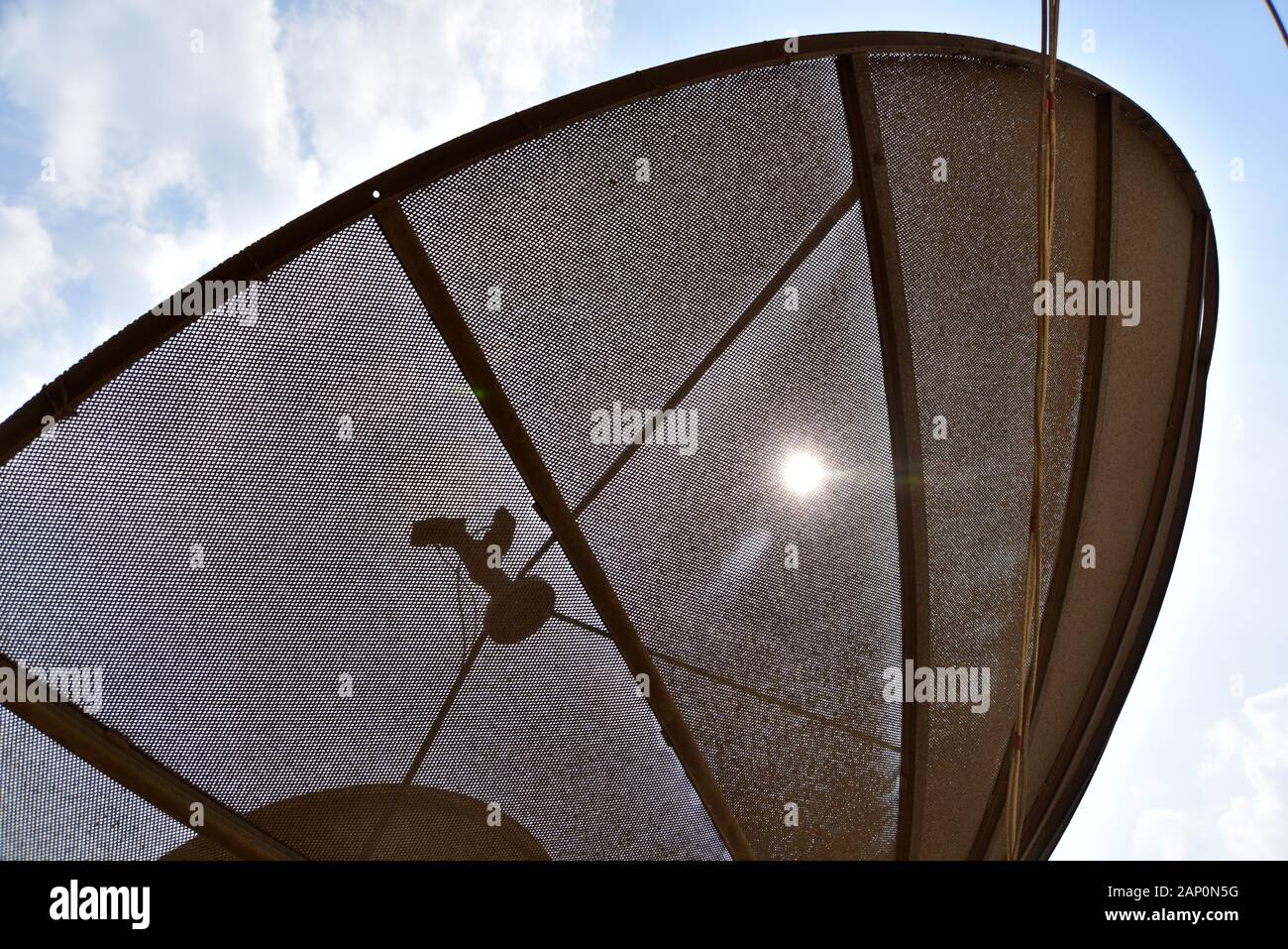 Le antenne paraboliche per la ricezione di programmi televisivi su un grattacielo nel distretto del Cairo di Mohandessin, adottate il 13 giugno 2019. Non è pensabile di inserire una famiglia araba dove non c'è la televisione, la maggior parte del tempo la TV anche di eseguire per un giorno, la popolare serie di sapone e le notizie sono percepiti almeno en passant. Foto: Matthias Toedt/dpa-Zentralbild/ZB/Picture Alliance | Utilizzo di tutto il mondo Foto Stock