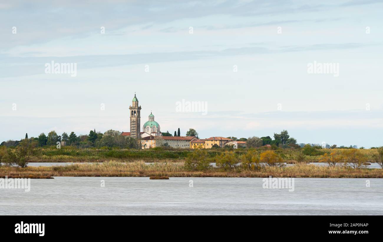 Il Santuario di Barbana è una piccola isola nella laguna di Grado (Italia) in autunno Foto Stock