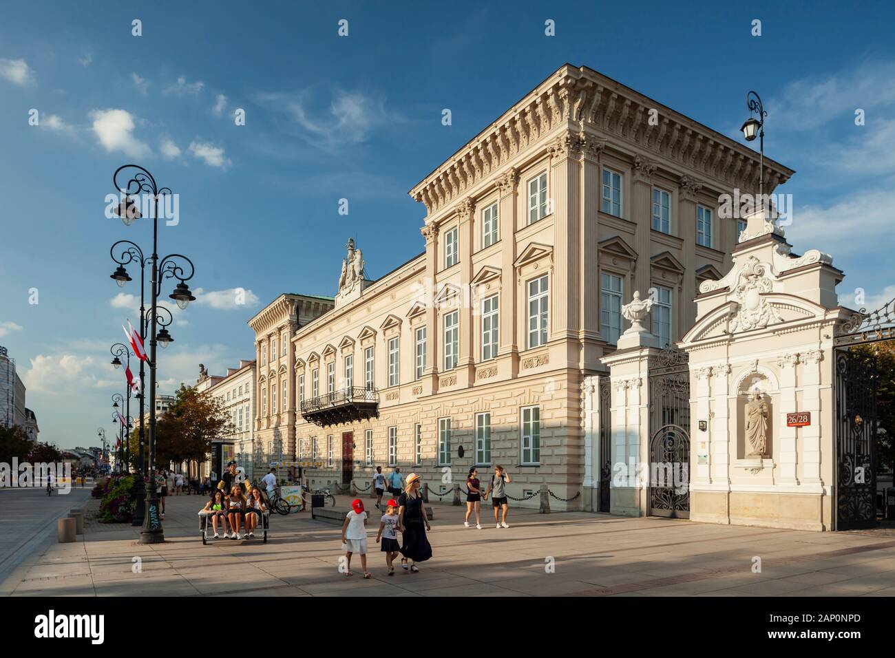 Pomeriggio estivo a Palazzo Uruski sulla Krakowskie Przedmiescie in Varsavia. Foto Stock