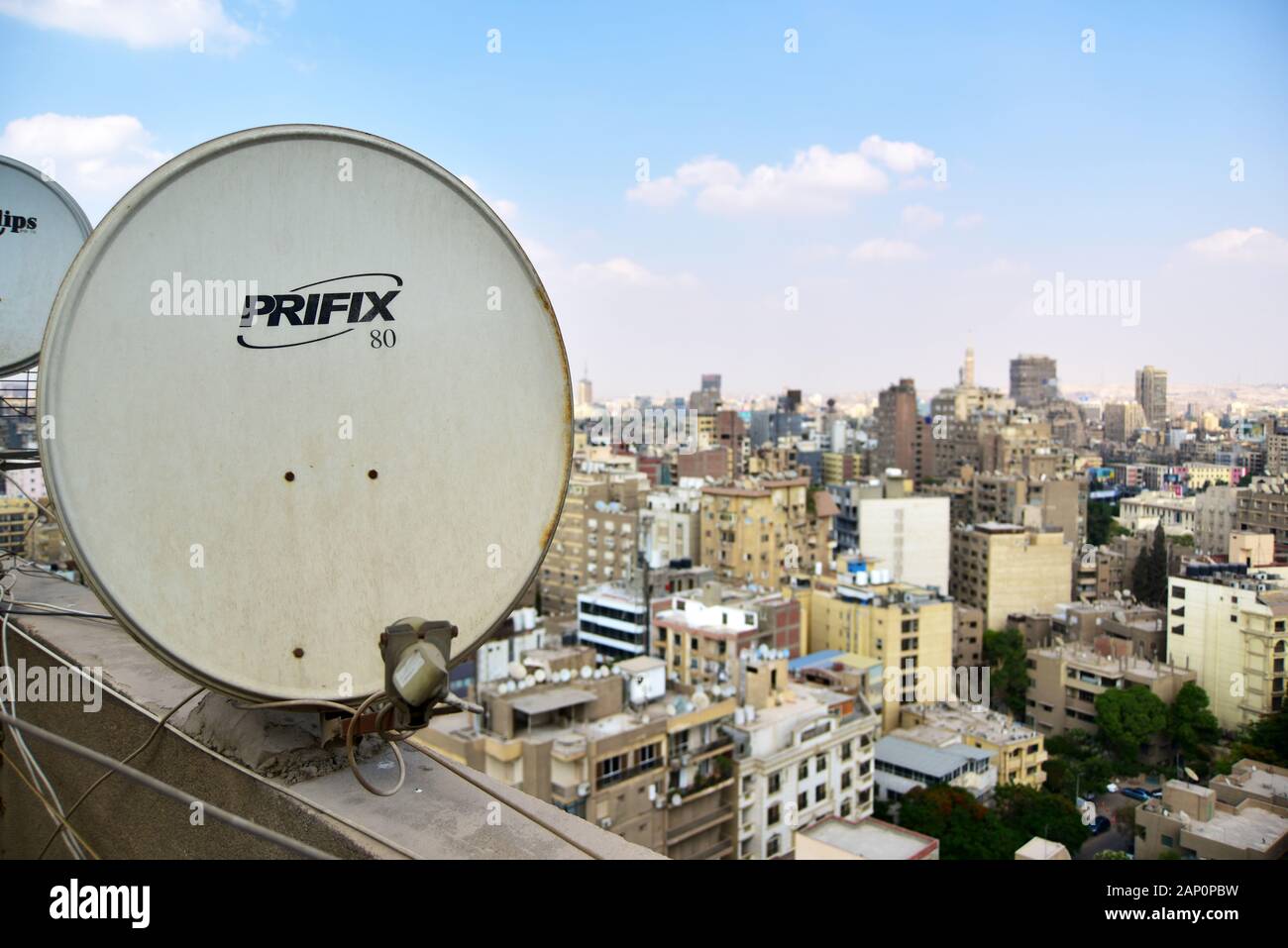 Le antenne paraboliche per la ricezione di programmi televisivi su un grattacielo nel distretto del Cairo di Mohandessin, adottate il 13 giugno 2019. Non è pensabile di inserire una famiglia araba dove non c'è la televisione, la maggior parte del tempo la TV anche di eseguire per un giorno, la popolare serie di sapone e le notizie sono percepiti almeno en passant. Foto: Matthias Todt/dpa-Zentralbild/ZB/Picture Alliance | Utilizzo di tutto il mondo Foto Stock