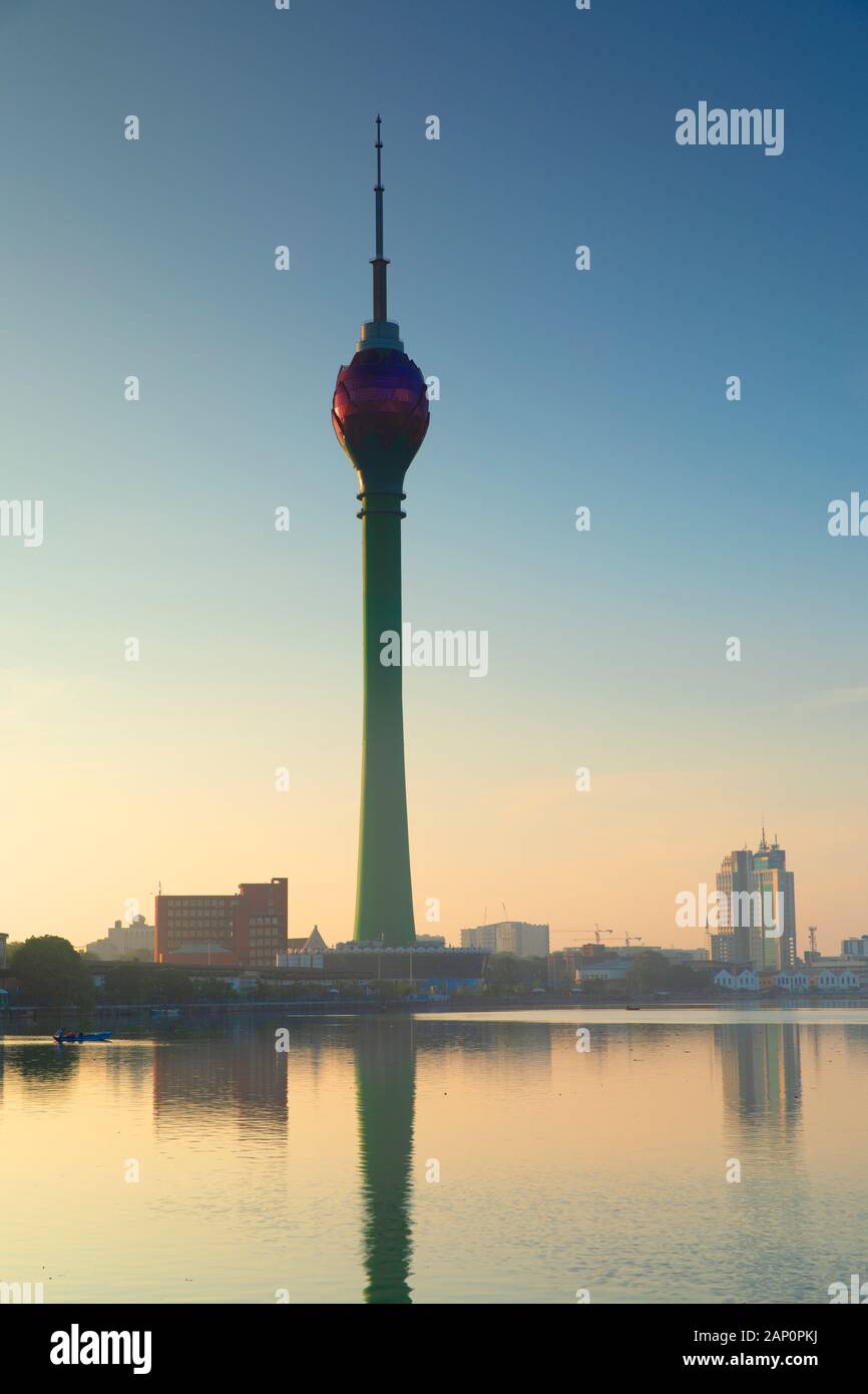 Lotus torre sul lago di Beira a sunrise, Colombo, Sri Lanka Foto Stock