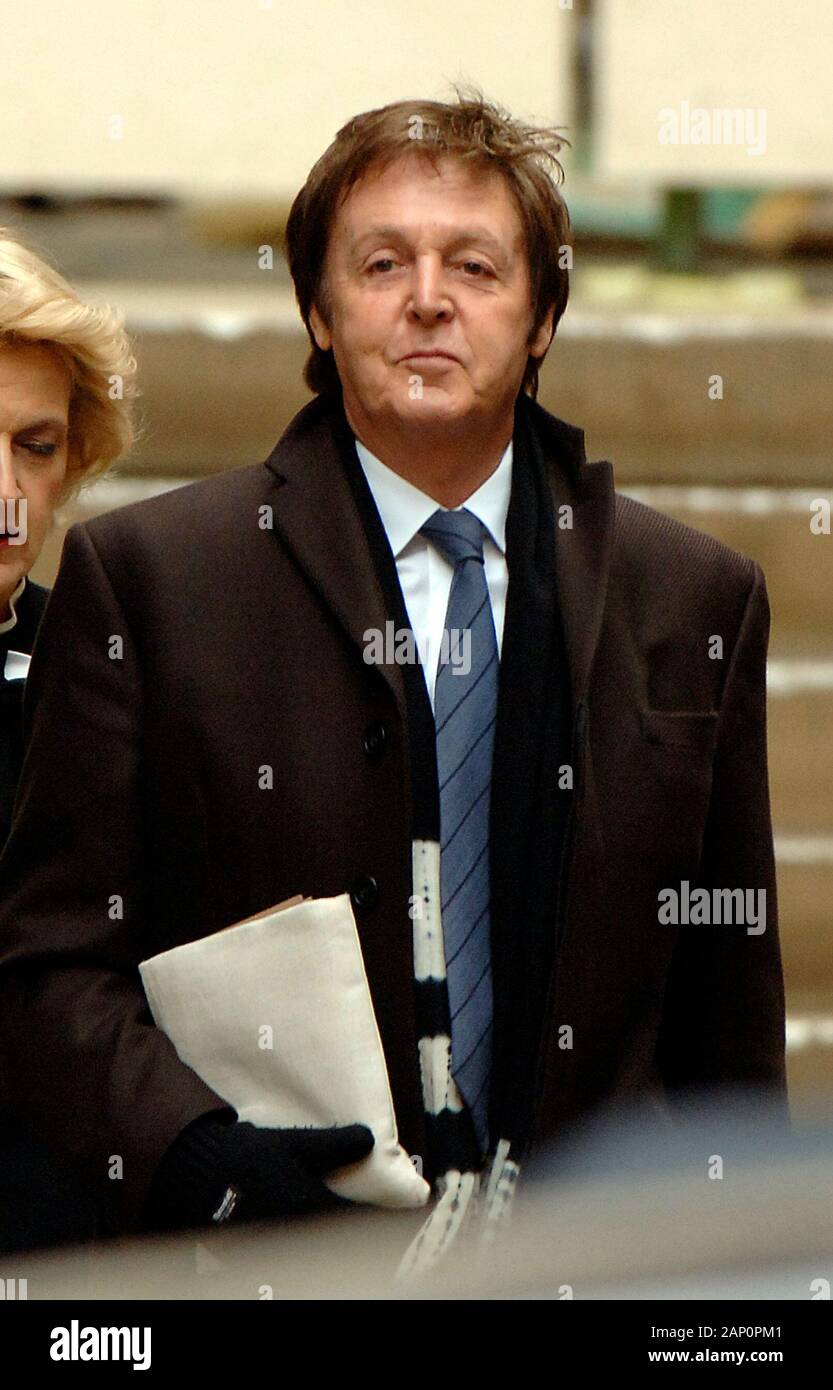 Sir Paul McCartney lasciando la High Court di Londra con il suo avvocato Fiona Shackleton a seguito di una sentenza in materia di divorzio consensuale con sua moglie Heather Mills nel 2008. Foto Stock