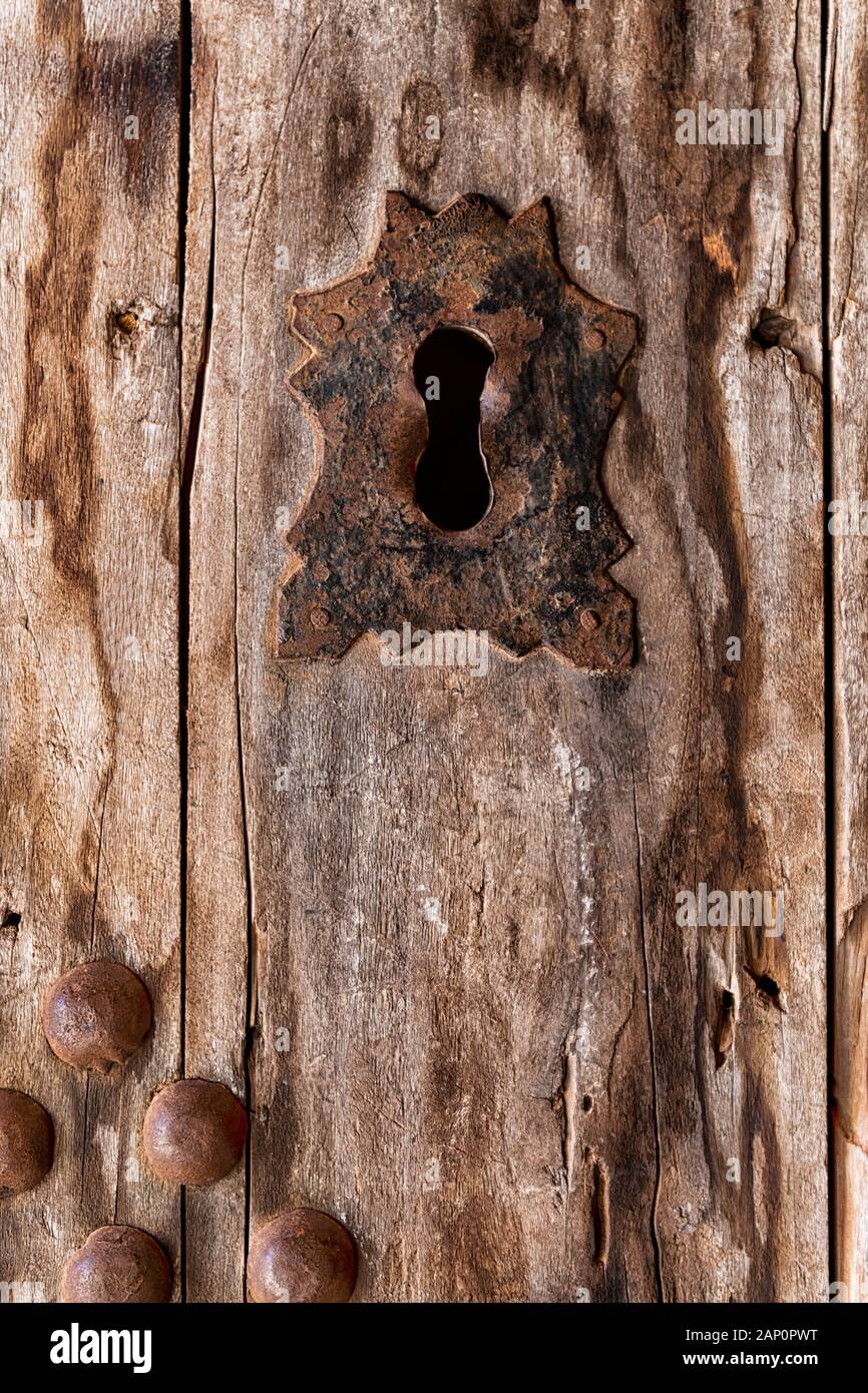 Vecchio marocchino, porta di legno dettaglio. Foto Stock