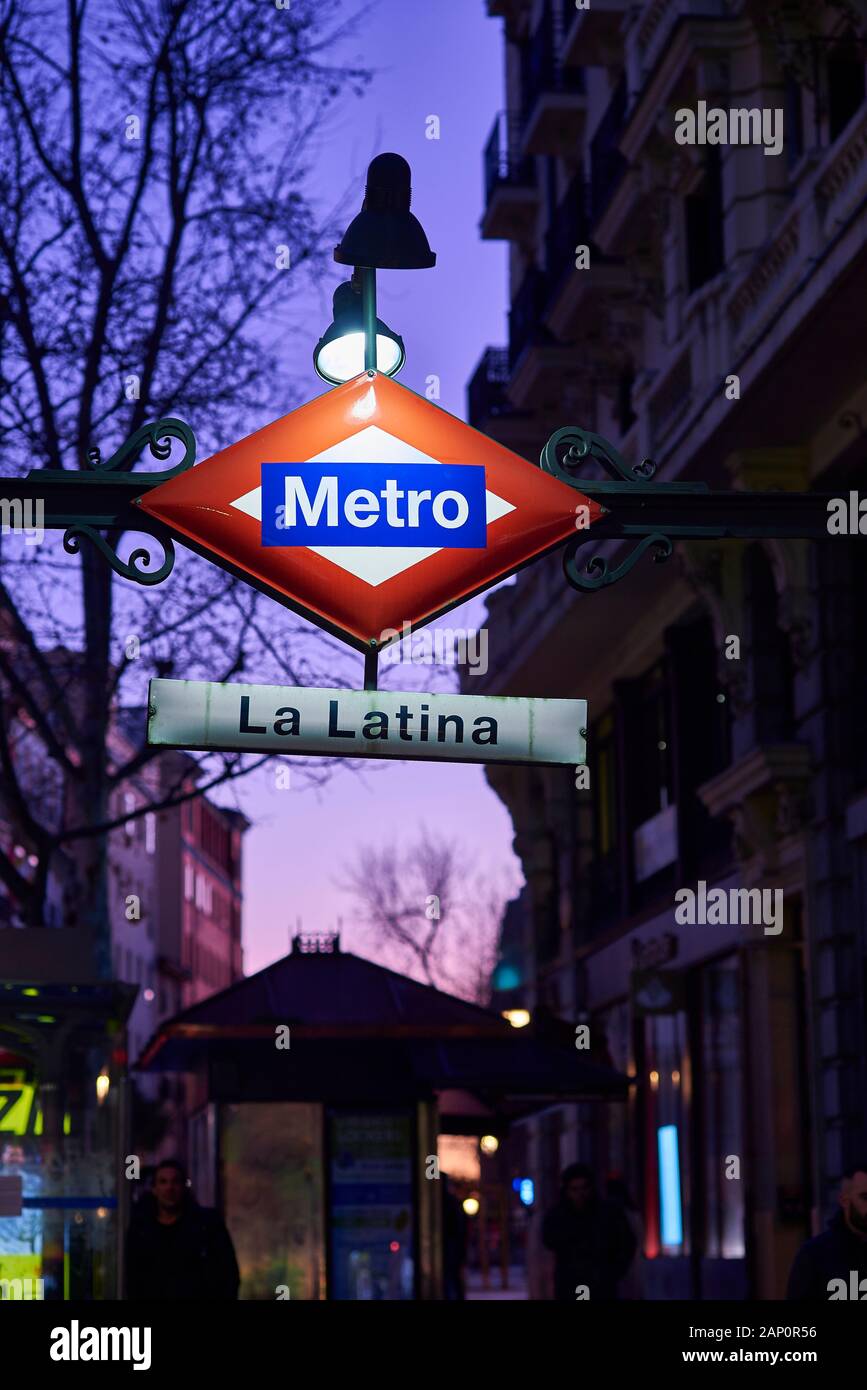 Madrid, Spagna - 10 gennaio 2020. La Latina La stazione della metropolitana di firmare al calar della sera. Madrid, Spagna. Foto Stock