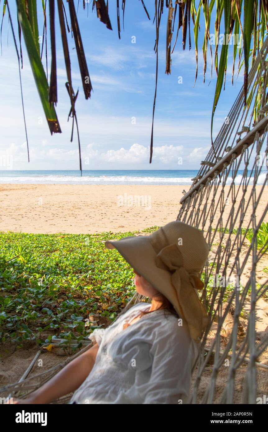 Donna in amaca alla spiaggia di Talalla, provincia del Sud, Sri Lanka Foto Stock