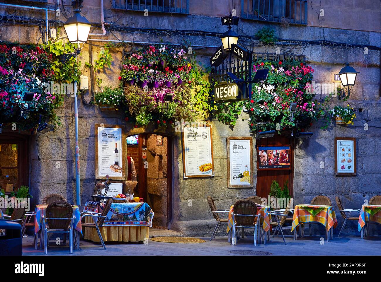 Madrid, Spagna - 10 gennaio 2020. Un tipico Meson del centro di Madrid al calar della sera. Madrid, Spagna. Foto Stock
