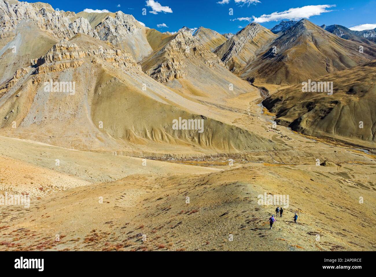 Colline aride e montagne della regione del Dampo del Nepal vicino Dho Tarap Foto Stock
