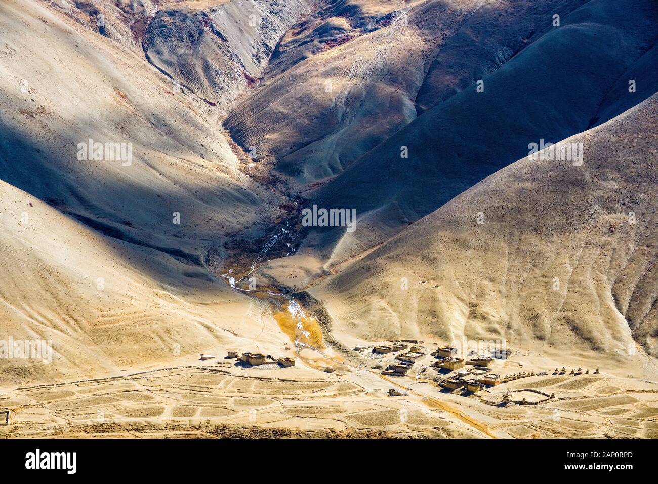 Colline aride e montagne della regione del Dampo del Nepal vicino Dho Tarap Foto Stock