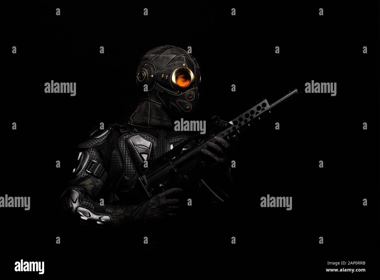 Ritratto di un soldato di forze speciali che tiene un fucile d'assalto nelle sue mani Foto Stock
