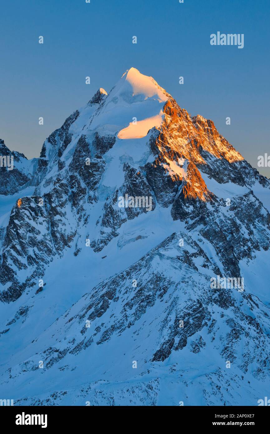La montagna Piz Roseg (3937m) in inverno. Graubuenden, Svizzera Foto Stock