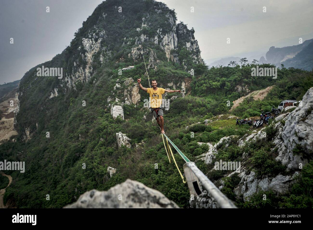 Bandung, Indonesia. Xx gen, 2020. Un partecipante saldi su una linea durante Bandung Highline Festival 2020 a Bandung, Indonesia, 20 gennaio, 2020. Credito: Bukbis Candra Ismet Bey/Xinhua/Alamy Live News Foto Stock