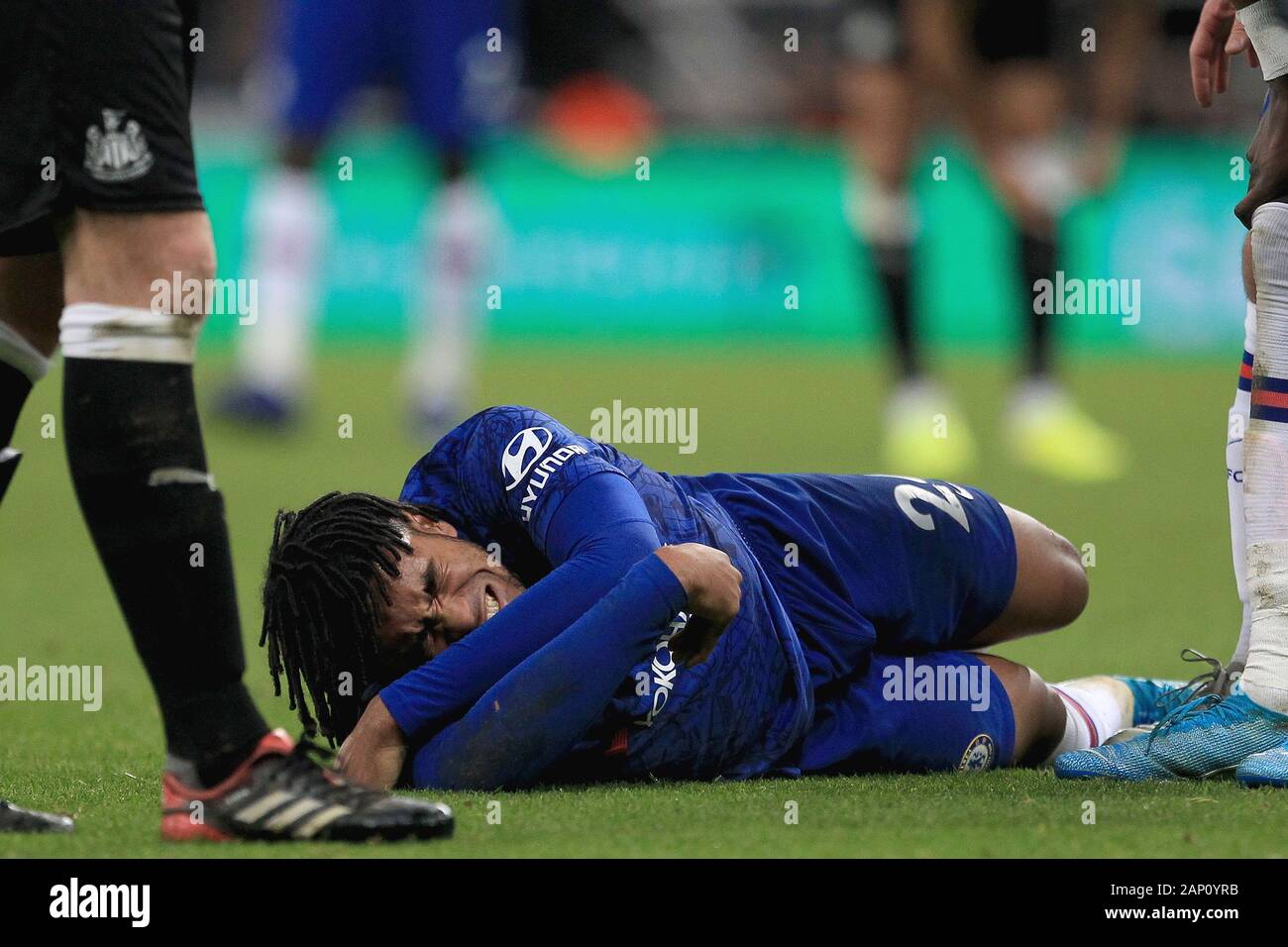NEWCASTLE UPON TYNE, Inghilterra - gennaio 18th Reece James del Chelsea si trova ferito durante il match di Premier League fra Newcastle United e Chelsea presso il St James Park, Newcastle sabato 18 gennaio 2020. (Credit: Mark Fletcher | MI News) La fotografia può essere utilizzata solo per il giornale e/o rivista scopi editoriali, è richiesta una licenza per uso commerciale Foto Stock