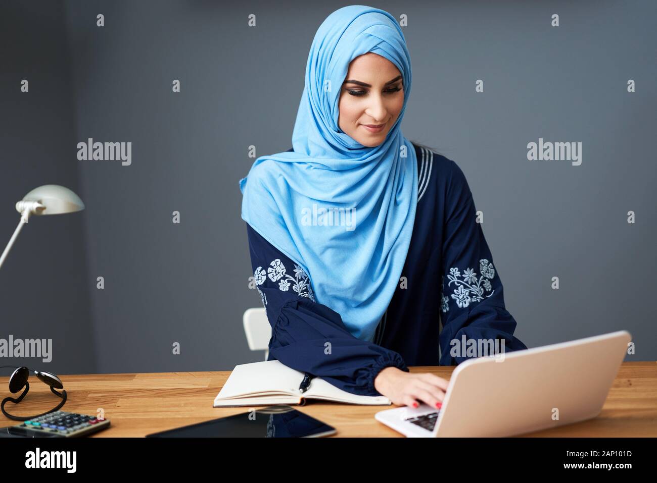 Femmina musulmano apprendimento dello studente a casa Foto Stock