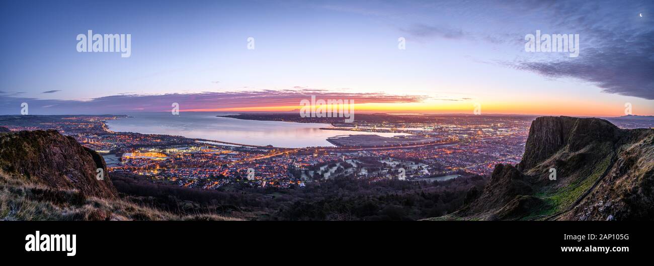 Alba scatto panoramico di Cavehill che scende fino a Belfast City Foto Stock