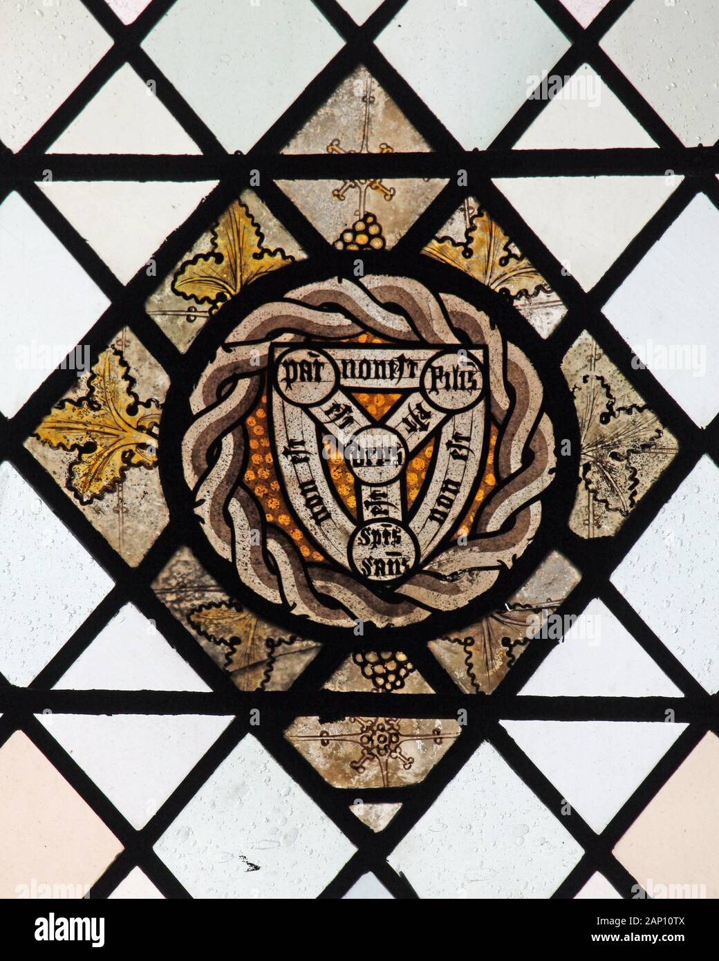 A circa cinquecento vetrata raffigurante lo scudo della Trinità, Greystoke, Cumbria Foto Stock