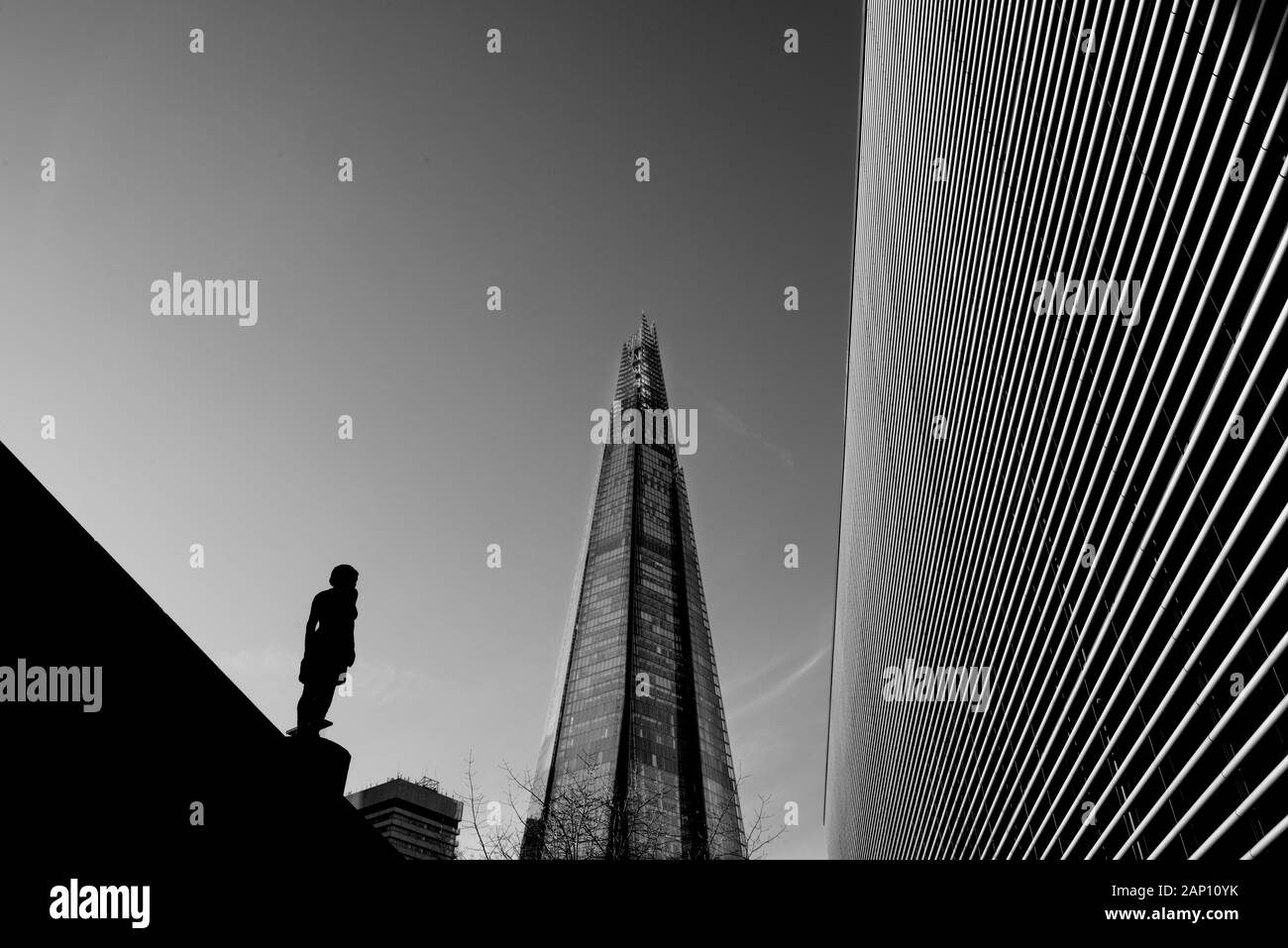 La città di Londra che illustra la nuova architettura di gennaio 2020 la Shard vista che mostra i nuovi edifici in costruzione nella città di Londra al fianco di Rive Foto Stock