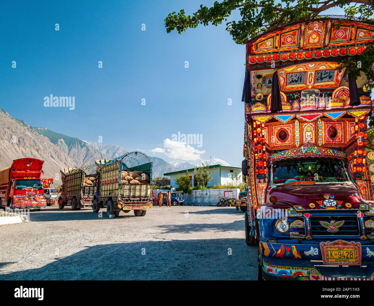 I camion colorati decorati e dipinti stanno guidando sulle strade polverose della Karakorum Highway Foto Stock