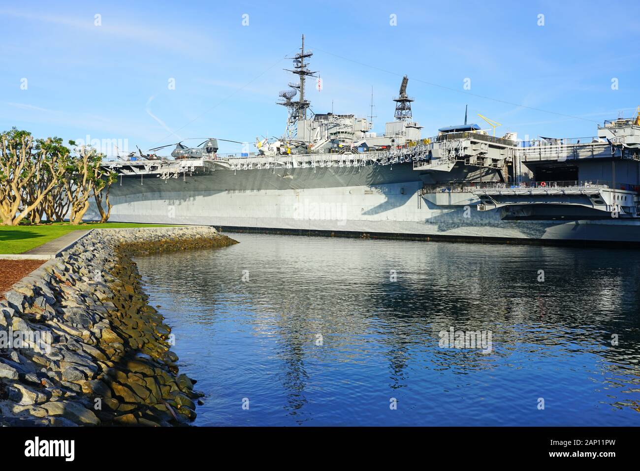 SAN DIEGO, CA -3 JAN 2020- vista esterna della USS Midway, una storica naval portaerei museo situato nel centro cittadino di San Diego, California, a Nav Foto Stock