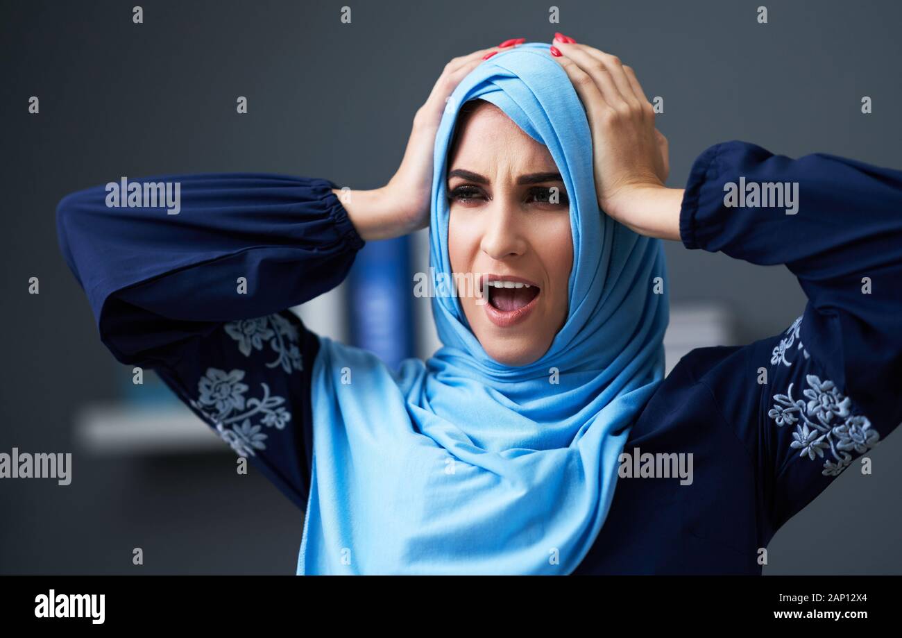 Femmina musulmano apprendimento dello studente a casa Foto Stock