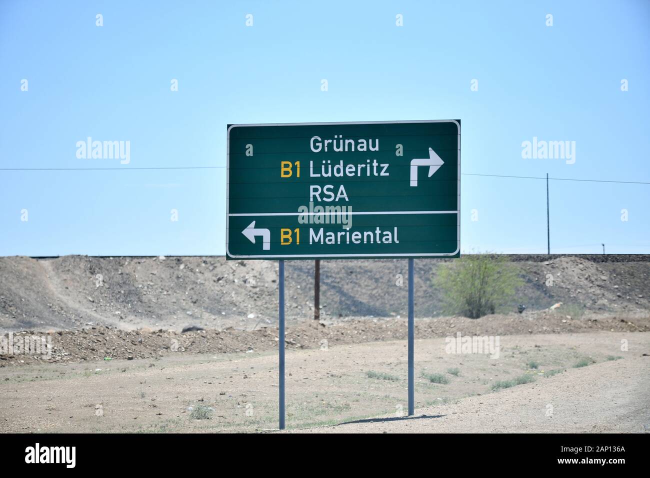 Keetmanshoop, Namibia. Il 22 febbraio, 2019. Segno di traffico di Keetmanshoop, presa su 02/22/2019. Il tedesco-suono nomi di luogo indicano chiaramente il passato tedesco e tedesco influenza in Namibia. Credito: Matthias Toedt/dpa-Zentralbild/ZB/Picture Alliance | in tutto il mondo di utilizzo/dpa/Alamy Live News Foto Stock