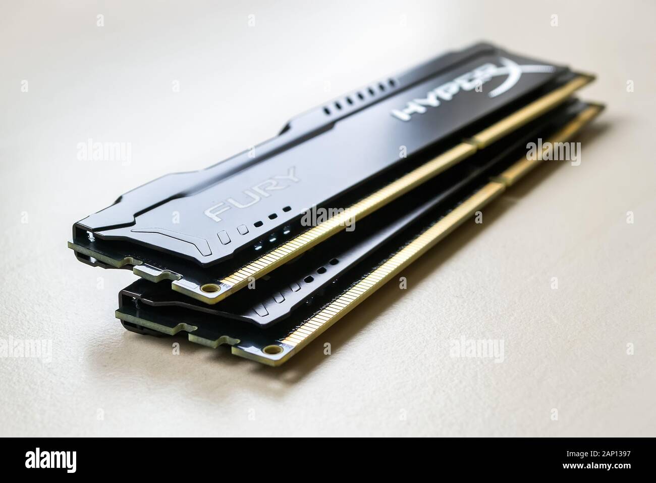 Varna, Bulgaria, 19 gennaio 2020. RAM Kingston Fury su un tavolo. Due DIMM DDR 4 Kingston HyperX Fury moduli di memoria su una superficie di colore grigio. Vista frontale. Foto Stock