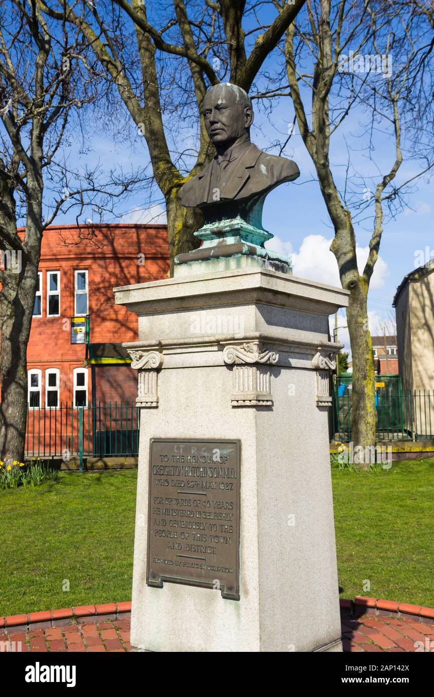Busto di Crieighton Hutchinson MD, situato sulla Victoria Promenade Widnes, Cheshire, risalente al 1927, quando è stato eretto con abbonamento pubblico. Foto Stock