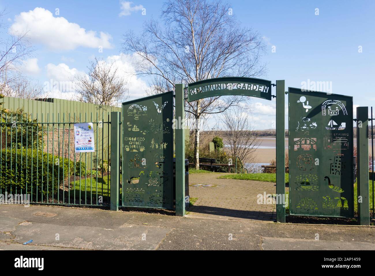 Porta decorativa con pannelli metallici per un giardino della comunità in St Mary's Road, Widnes, Cheshire, vicino all'estremità est della Victoria Promenade. Foto Stock